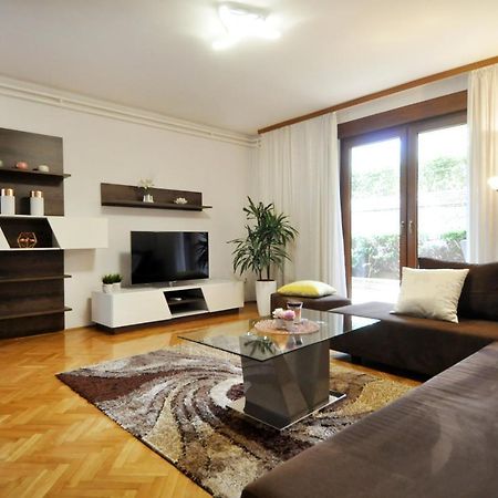 Apartman Lory Pula Exteriör bild