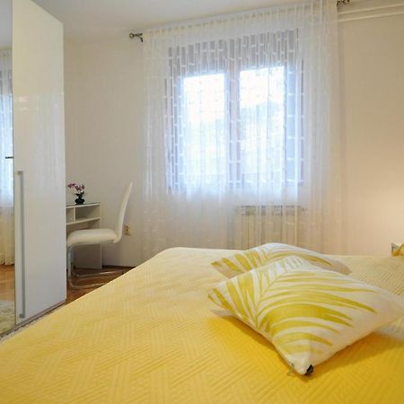 Apartman Lory Pula Exteriör bild