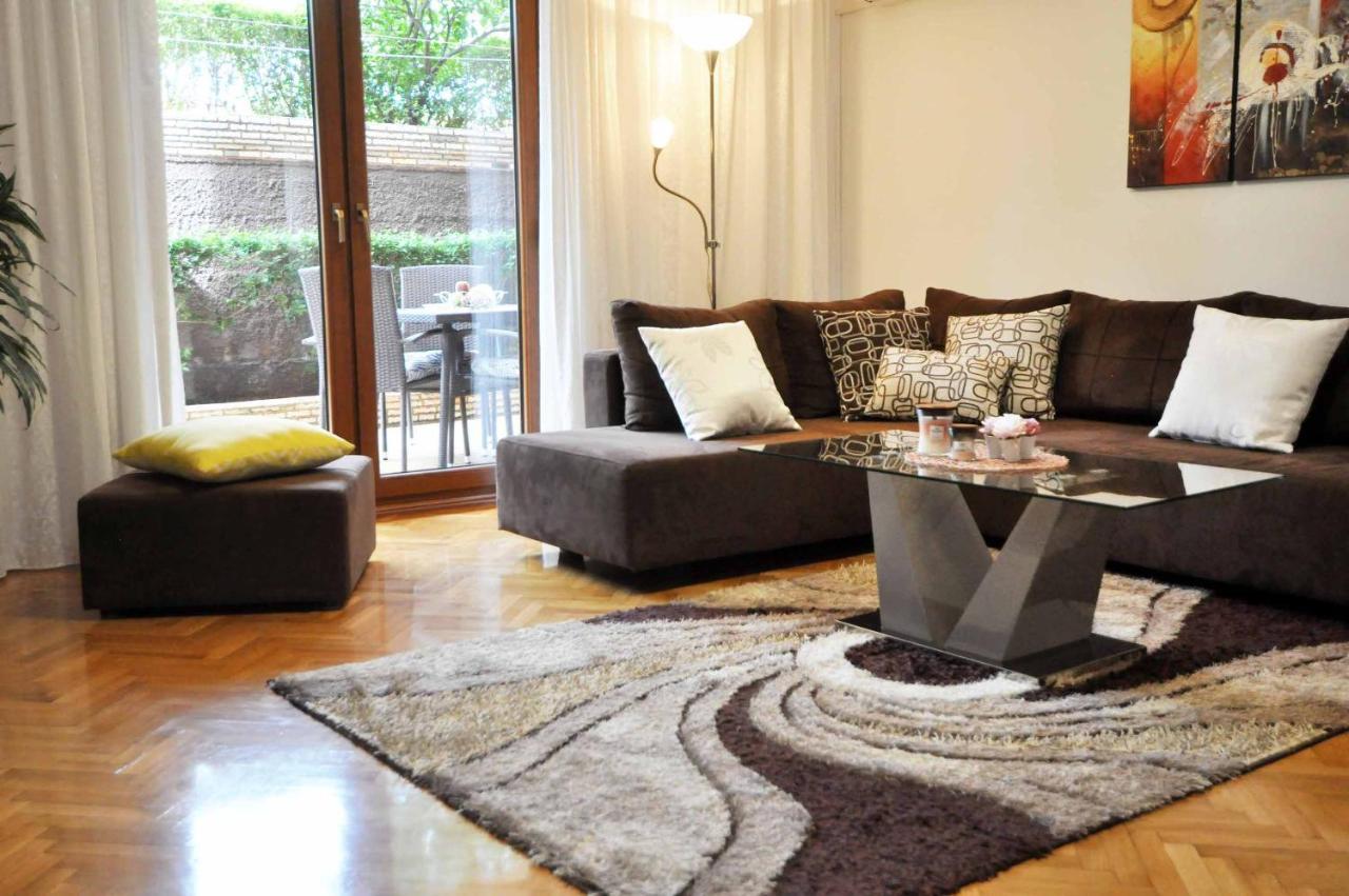 Apartman Lory Pula Exteriör bild