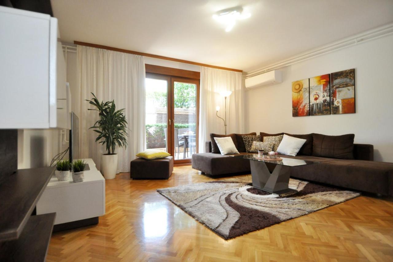 Apartman Lory Pula Exteriör bild