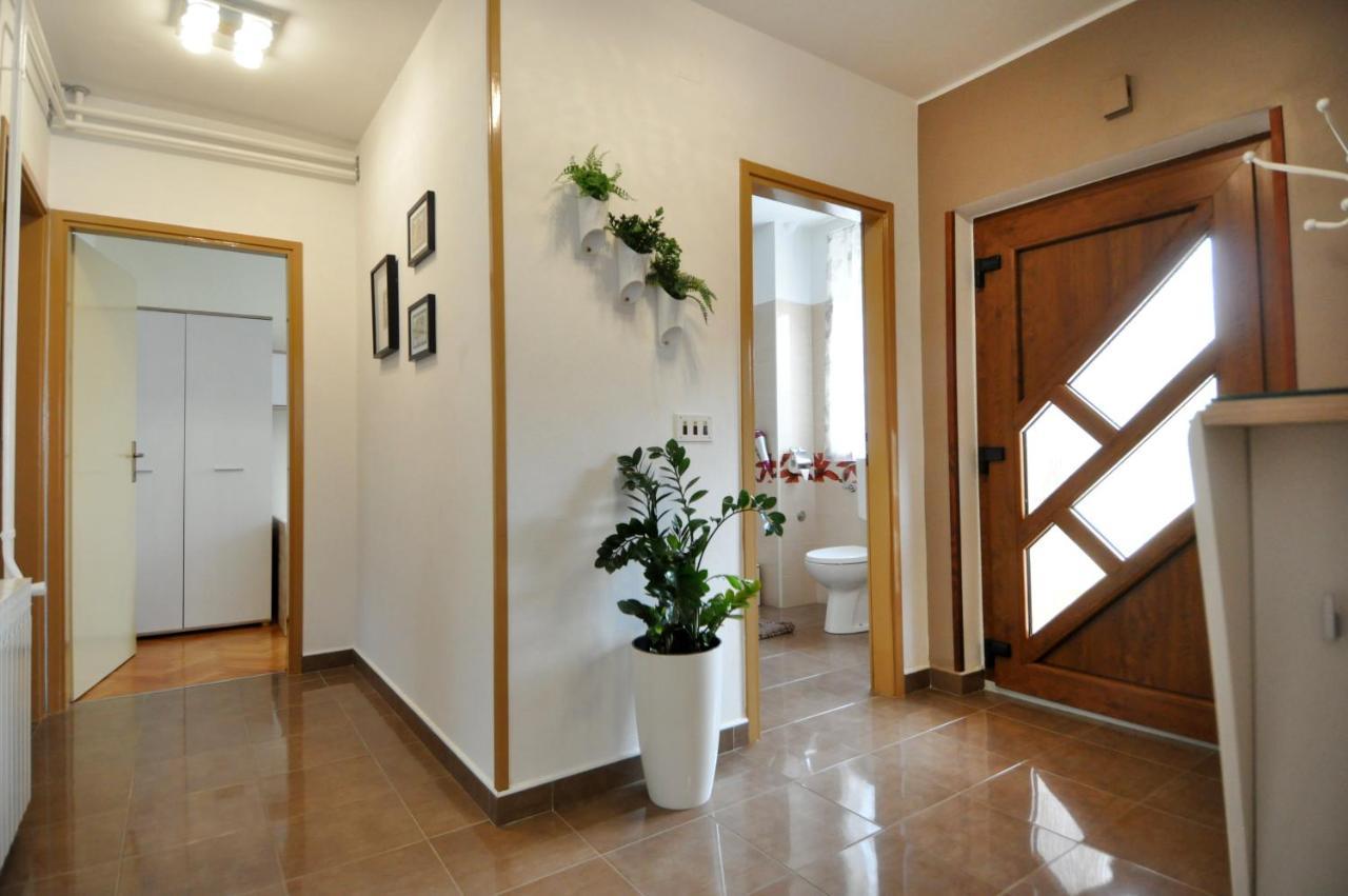 Apartman Lory Pula Exteriör bild