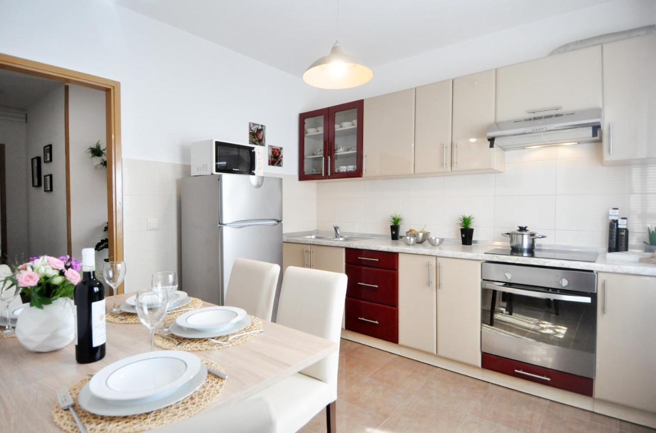 Apartman Lory Pula Exteriör bild