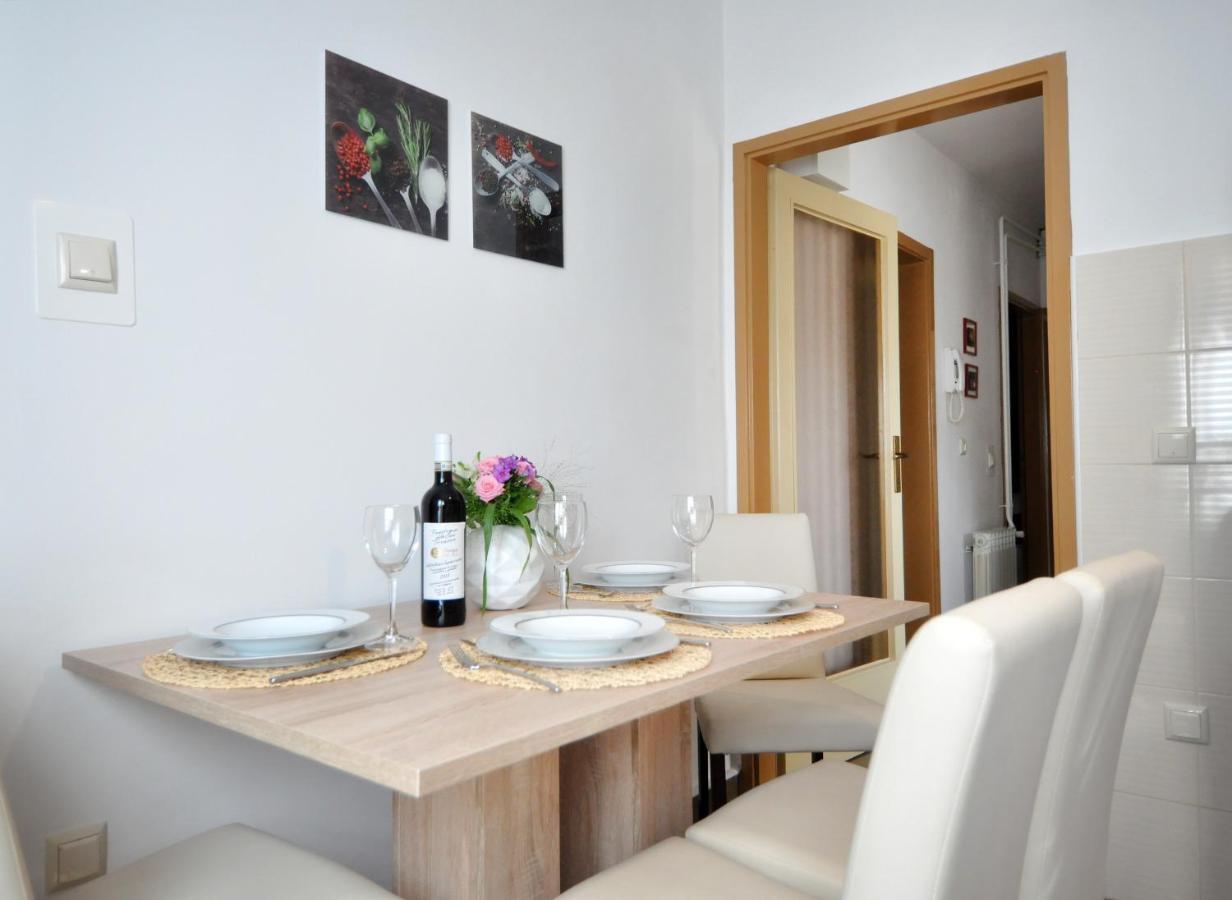 Apartman Lory Pula Exteriör bild