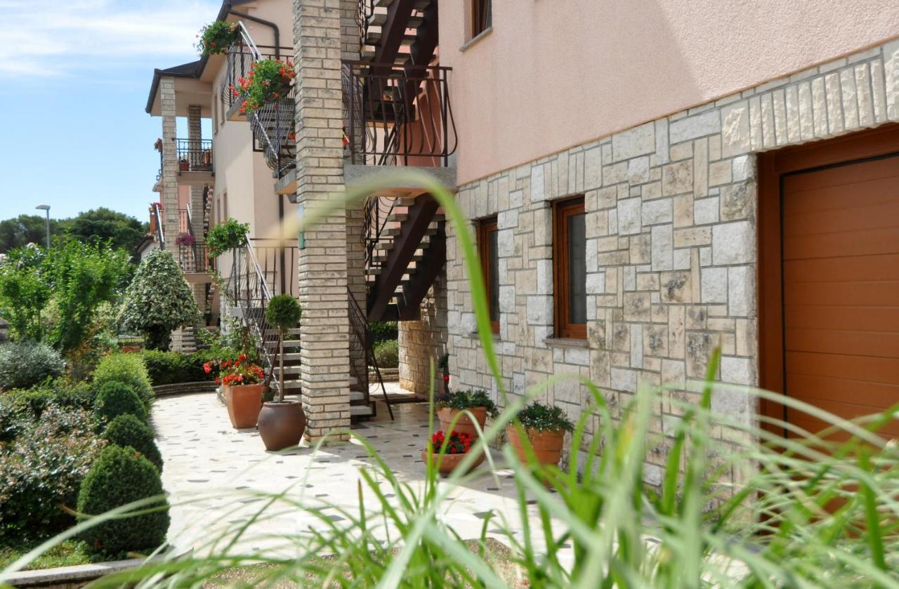 Apartman Lory Pula Exteriör bild
