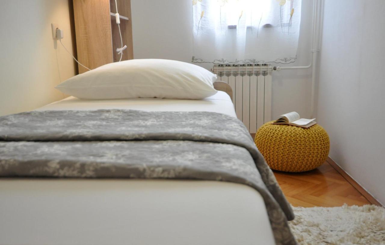 Apartman Lory Pula Exteriör bild
