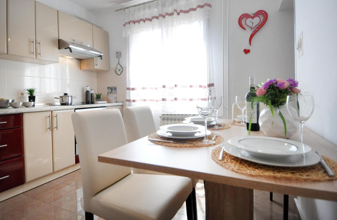 Apartman Lory Pula Exteriör bild