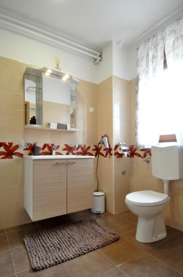 Apartman Lory Pula Exteriör bild