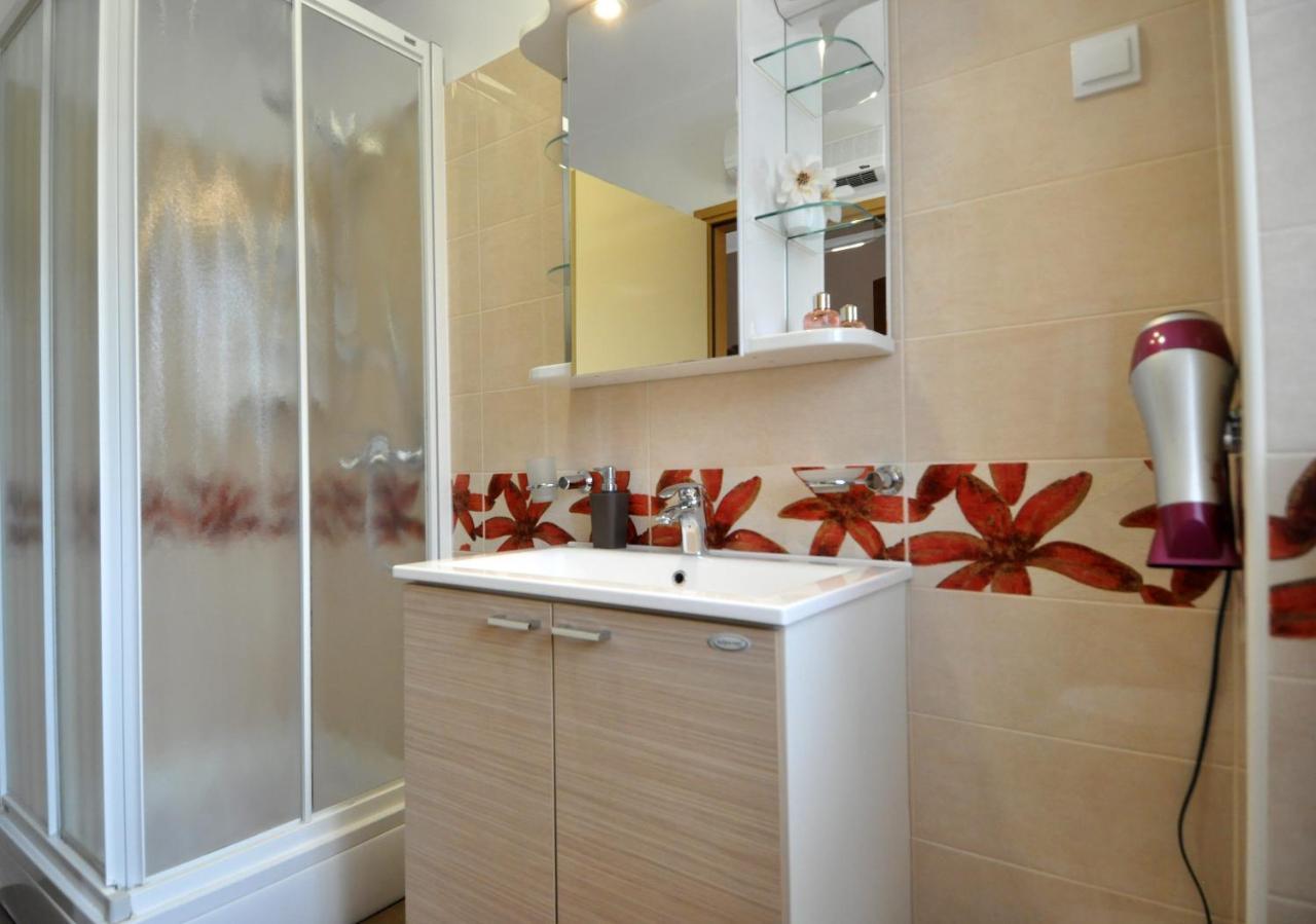 Apartman Lory Pula Exteriör bild