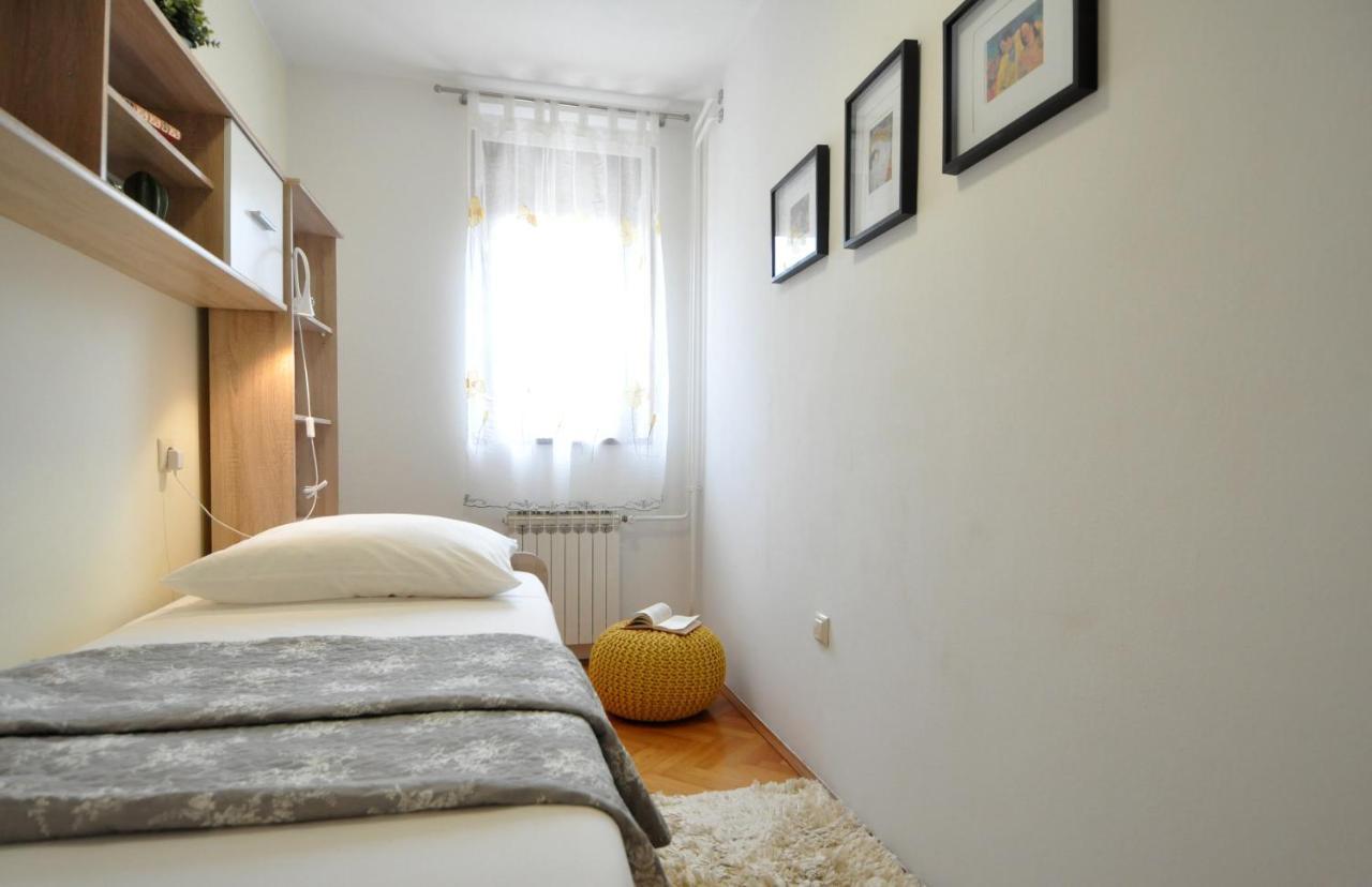 Apartman Lory Pula Exteriör bild