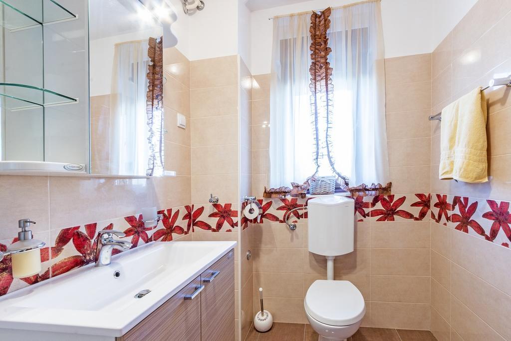 Apartman Lory Pula Exteriör bild
