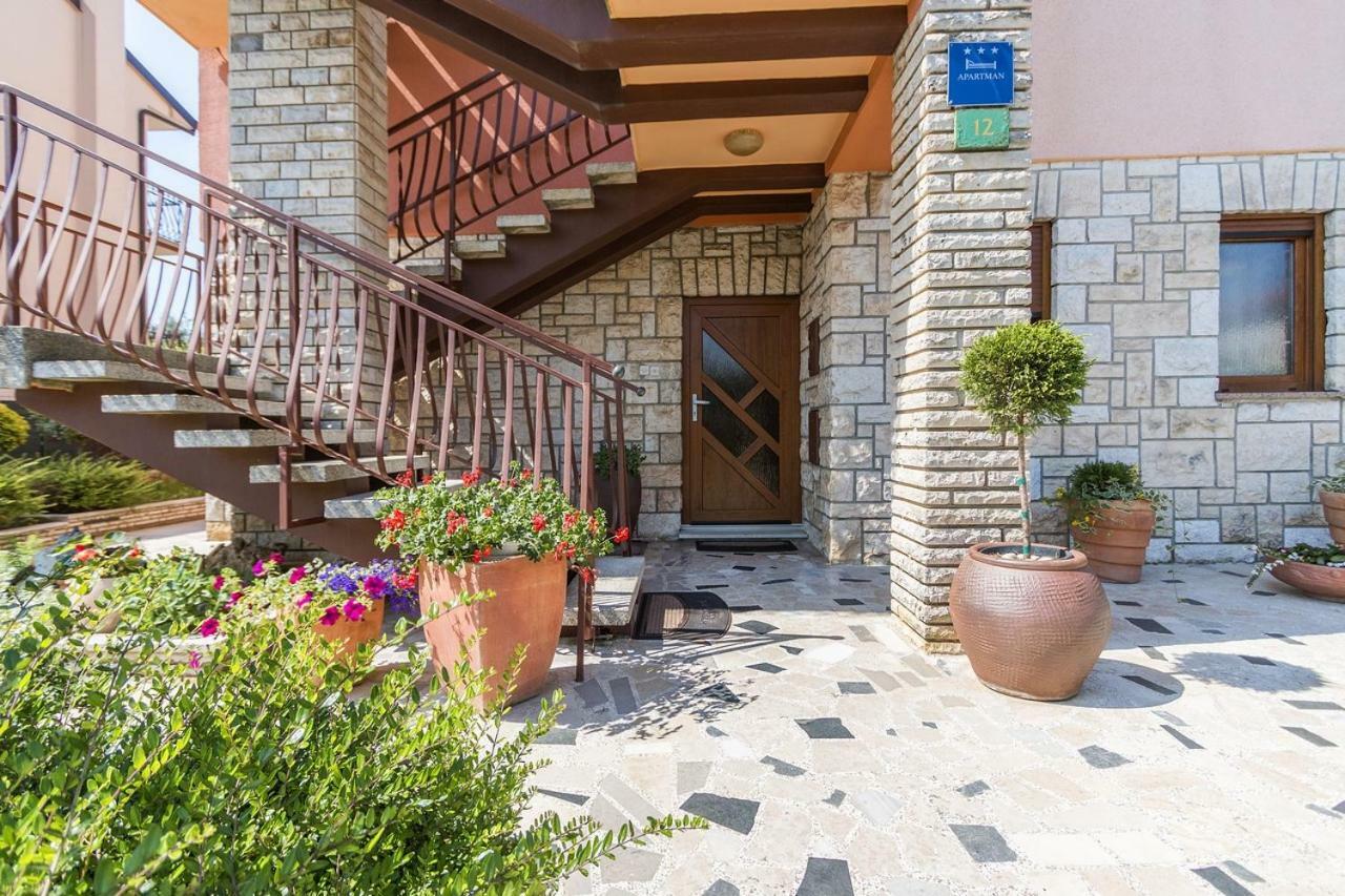 Apartman Lory Pula Exteriör bild