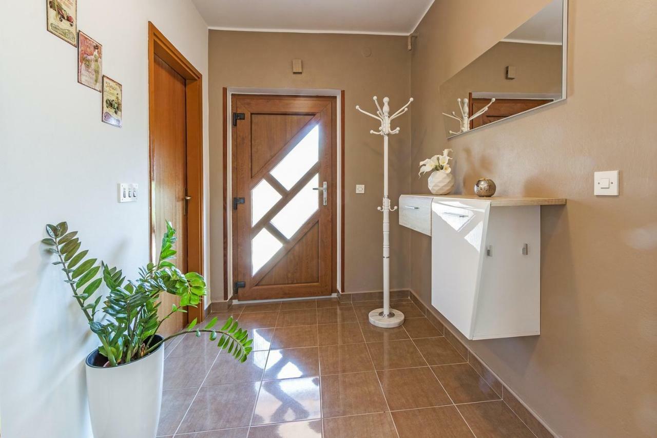 Apartman Lory Pula Exteriör bild